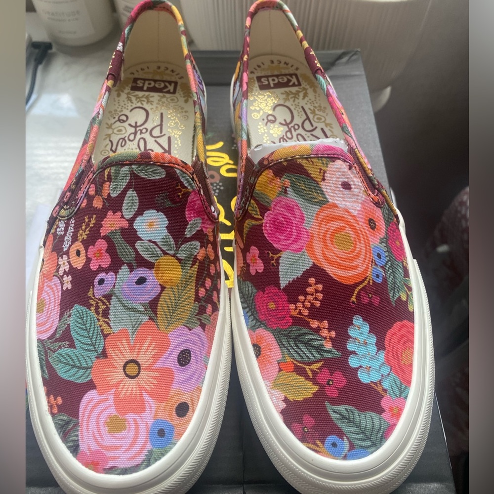 NIB Rifle Paper Co Burgundy Floral Sneakers 👟 5.5!!
